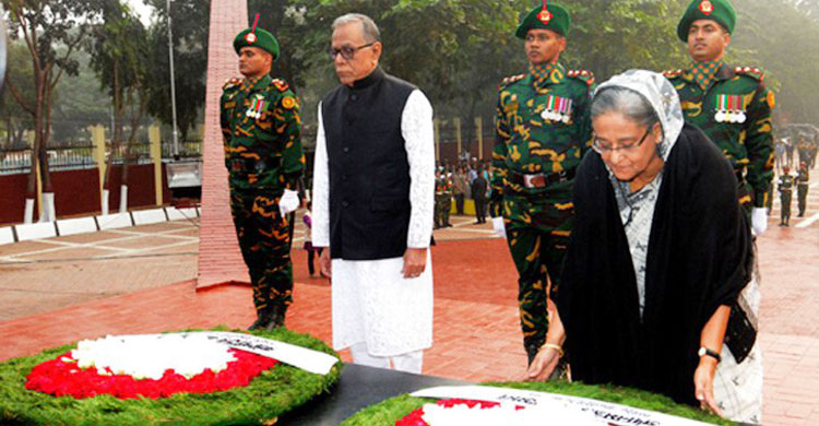 President Hamid gives floral homage to intellectuals